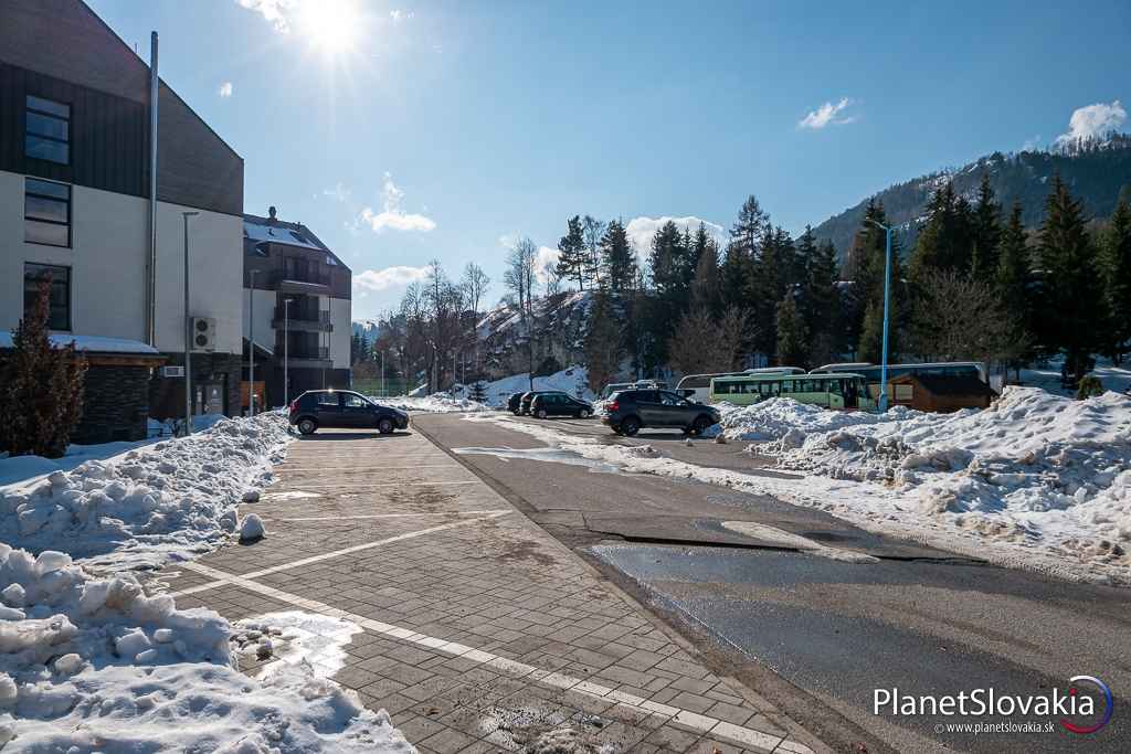 Jedno z viacerých parkovísk v oblasti kúpeľov.