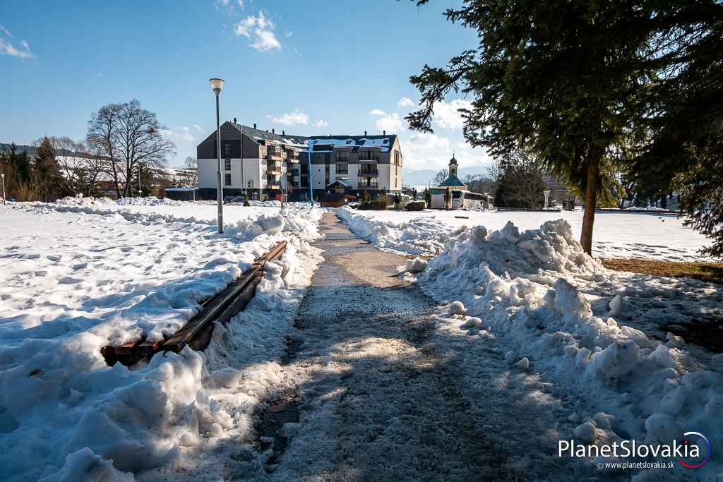 Chodníky v kúpeľoch Lúčky v zime.