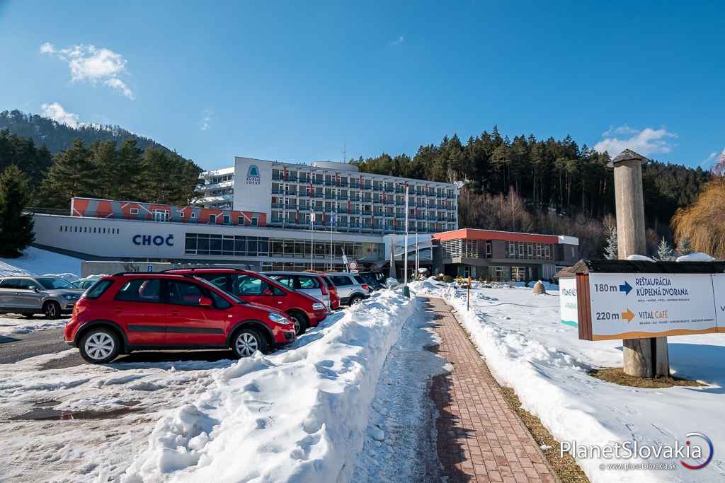 Kúpeľný hotel Choč. Nachádza sa v ňom recepcia a jedálne Lipa a Breza. Spojovacou chodbou je spojený s budovou Balneocentra, v ktorom sa podávajú liečebné procedúry.