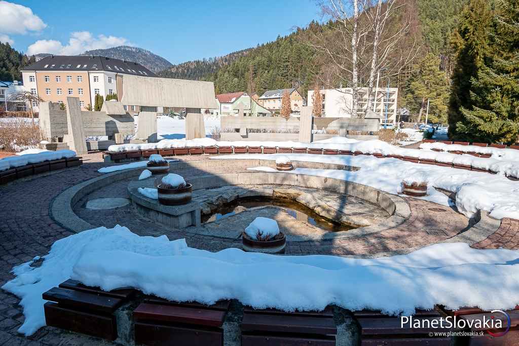 Zaujímavá inštalácia v menšom parčíku uprostred kúpeľov.