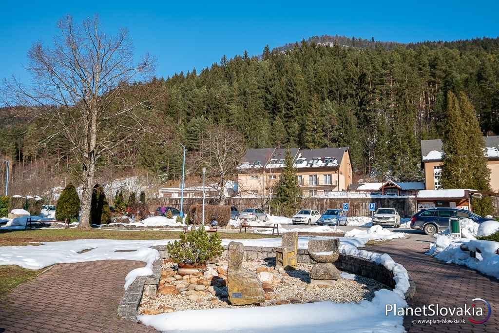 V kúpeľnom parčíku sme natrafili i na takéto lavičky.