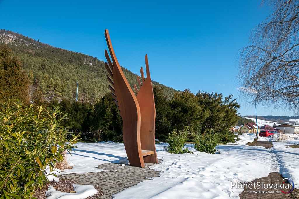 Zaujímavo dizajnovaná "lavička".