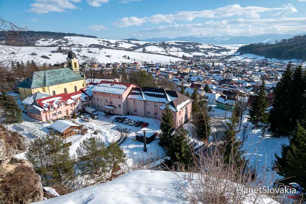 Pohľad z Lúčanských travertínov nad kúpeľmi smerom do obce Lúčky.