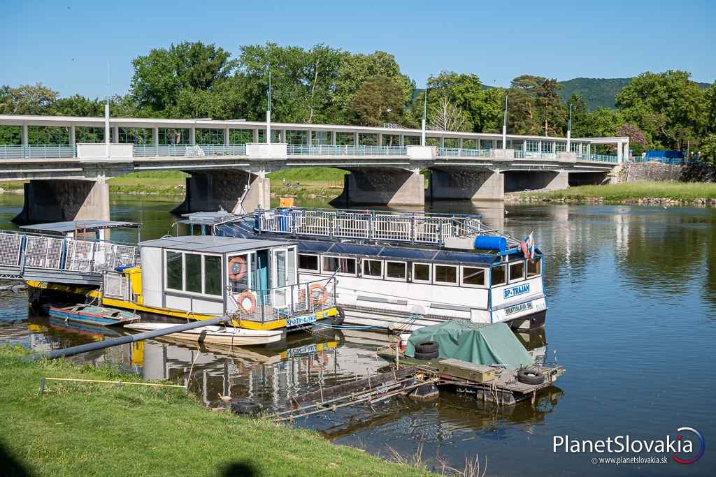 Kolonádový most prepája centrum Piešťan s Kúpeľným ostrovom.