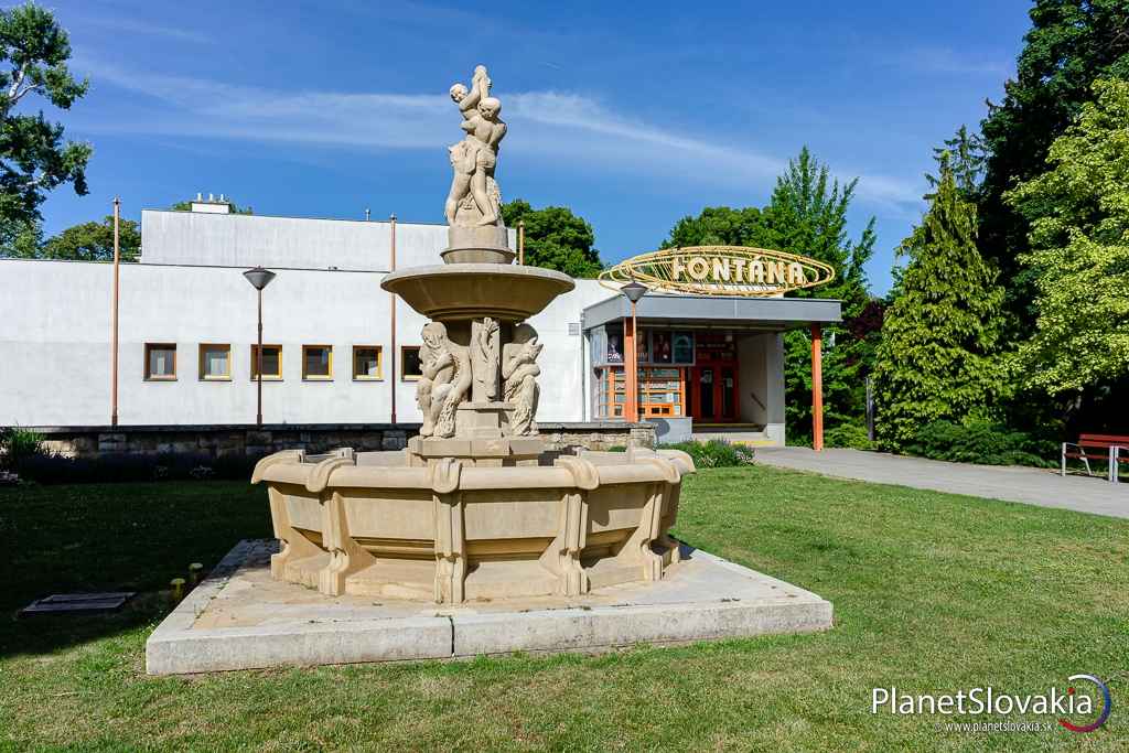 Fontána pred kinom Fontána v Piešťanoch.