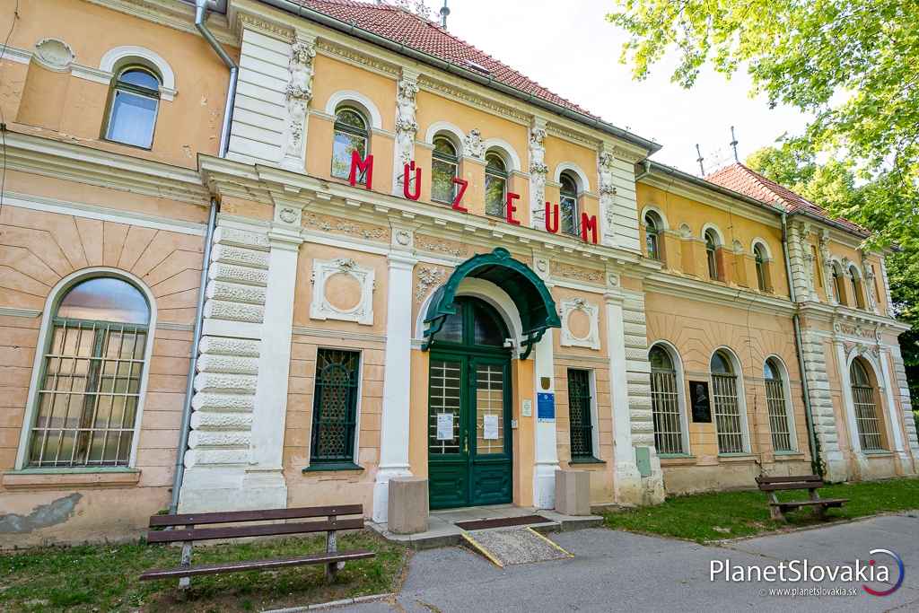 Balneologické múzeum Imricha Wintera sídli v budove Kúpeľnej dvorany.