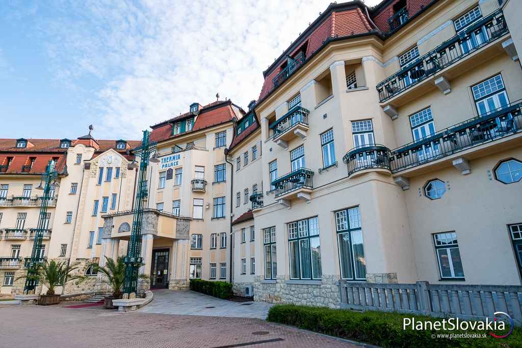 Hotel Thermia Palace na Kúpeľnom ostrove. Nachádza sa nad termálnymi prameňmi liečivej vody a liečivého bahna a je priamo spojený s Kúpeľným domom Irma.