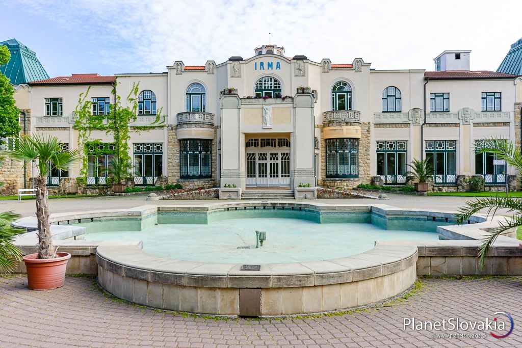 Kúpeľný dom Irma. Nájdete tu liečivé bahnisko a zrkadlisko vybudované priamo nad vyvierajúcimi termálnymi prameňmi.