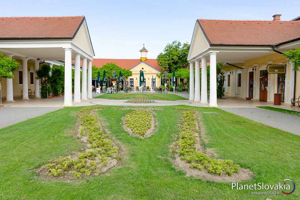 Napoleonské kúpele -  komplex klasicistických kúpeľných objektov.