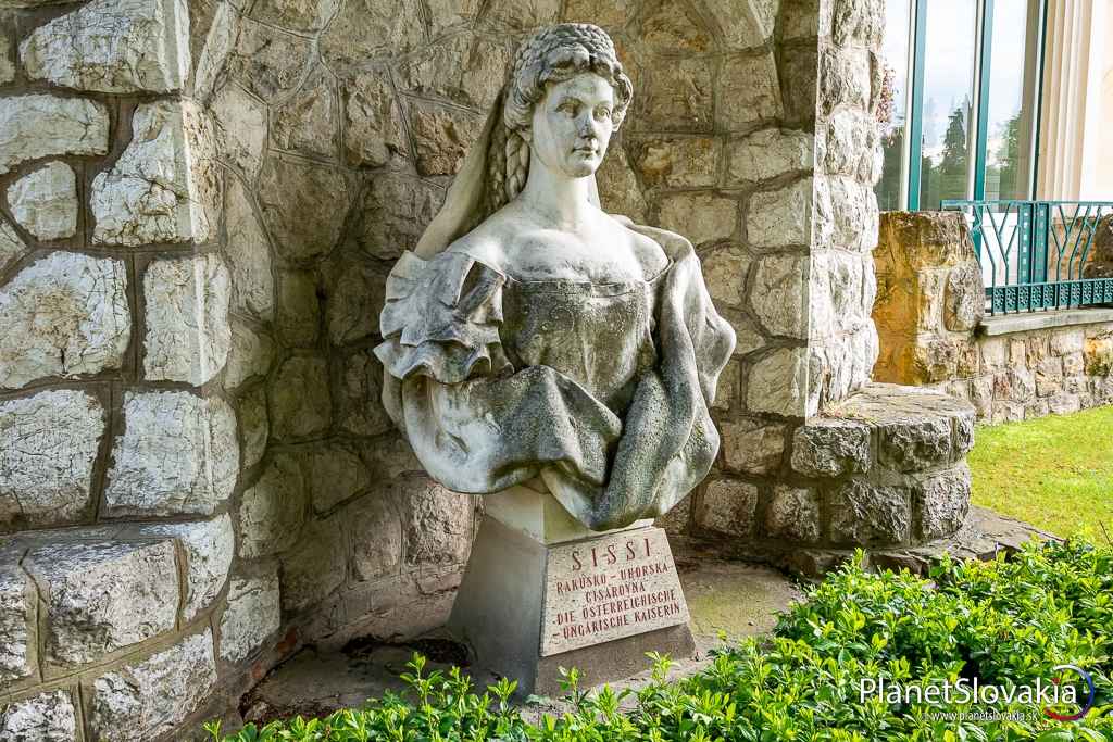 Plastika cisárovnej Sissi vo výklenku priečelia kúpeľného domu Irma.