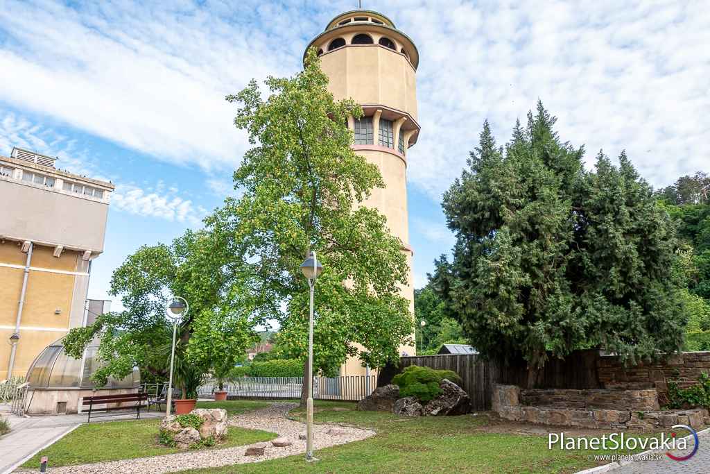 Vodárenská veža v kúpeľoch Piešťany. Vybudovaná bola v roku 1928.