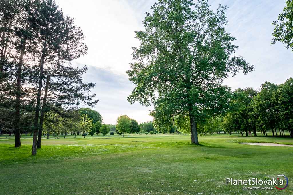 Súčasťou Kúpeľného ostrova je i golfové ihrisko.