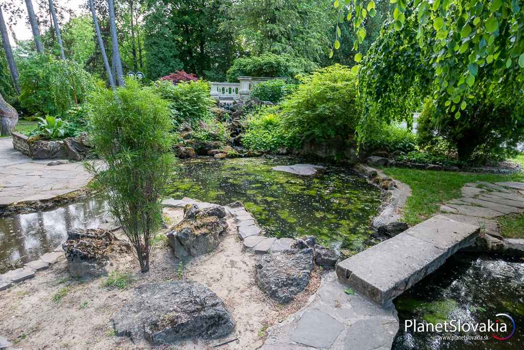 Spestrením kúpeľného parku je menšie jazierko.