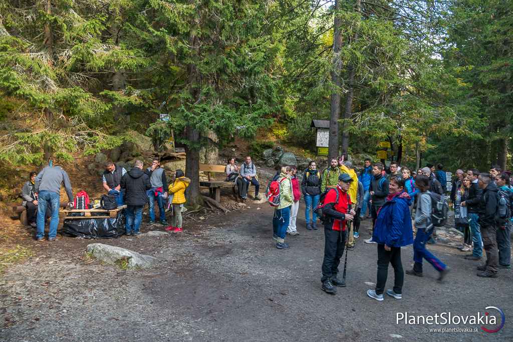 Križovatka pred Popradským plesom. Na nedostatok turistov si tu isto nebudete sťažovať :)