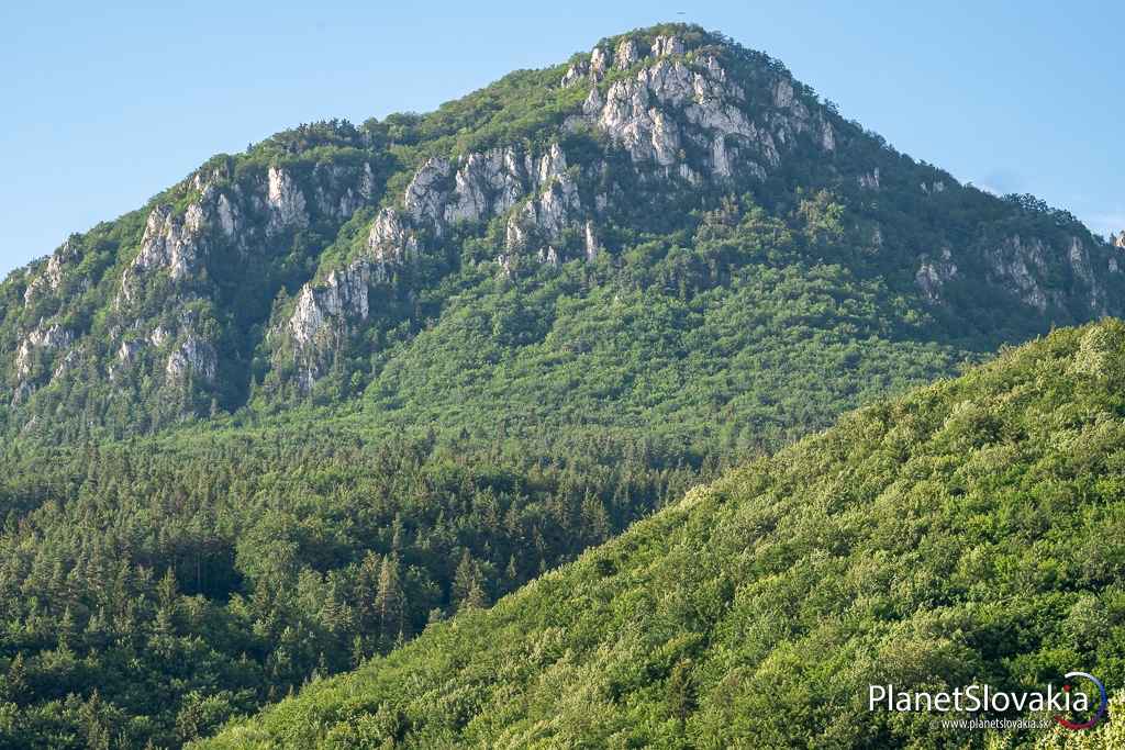 Pohľad na vrchol Zadného Šípu od travertínovej kopy.