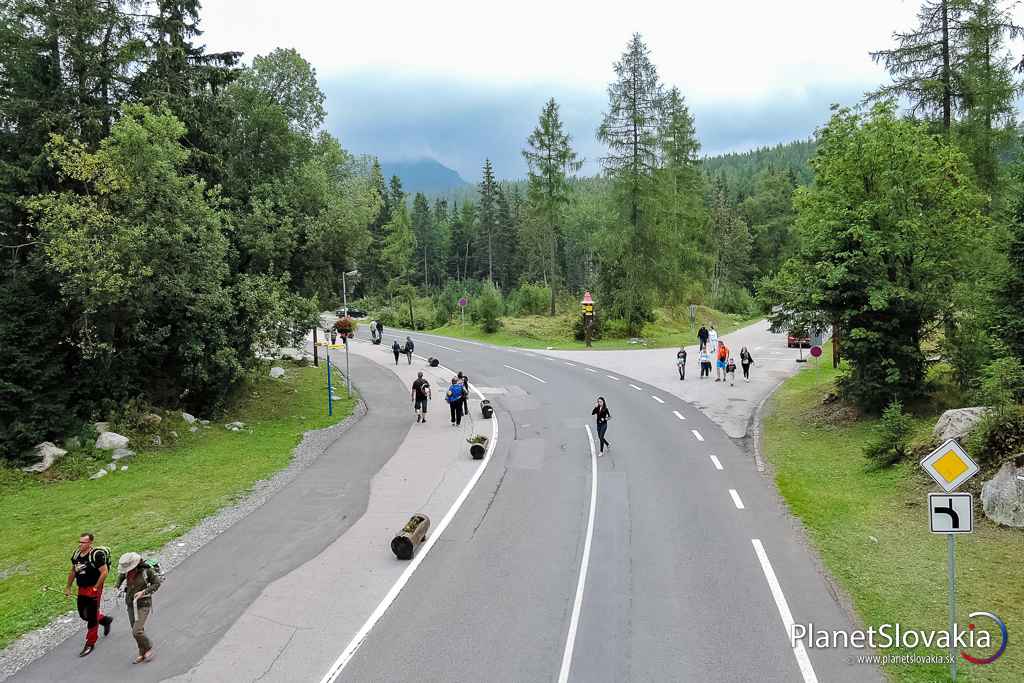 Takto vyzerá hlavná promenáda v oblasti Štrbského Plesa.