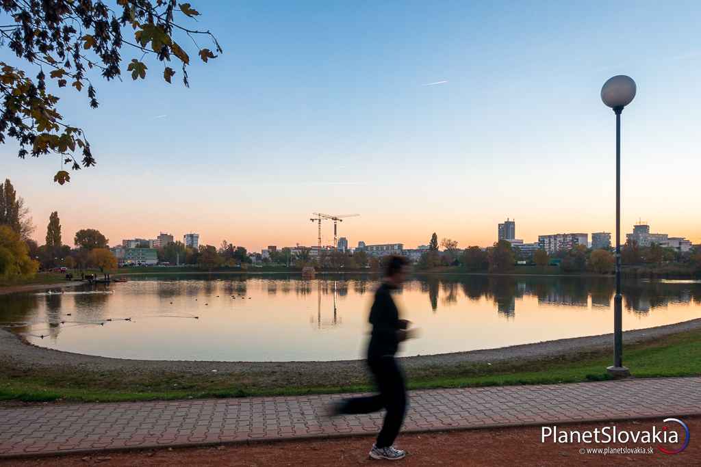 Bežec. Štrkovecké jazero je obľúbenou destináciou pre všetkých bežcov. Okolo jazera vedie antuková bežecká dráha.