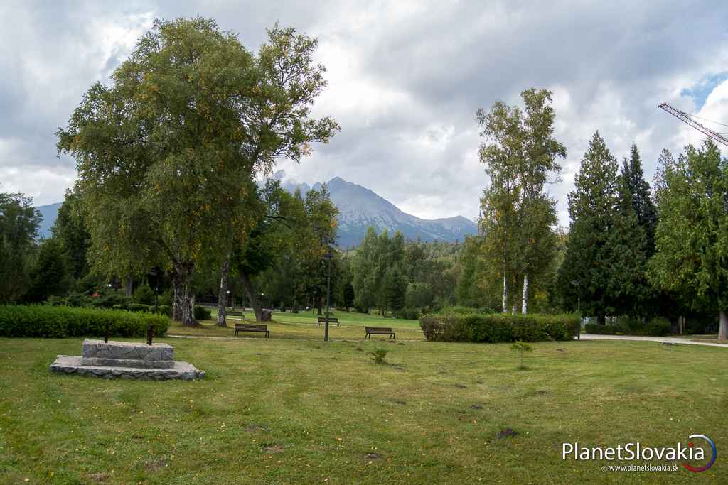 Tatranská Lomnica je snáď najkrajším mestečkom pod Vysokými Tatrami. Prispieva k tomu aj tunajší pekne udržiavaný park.