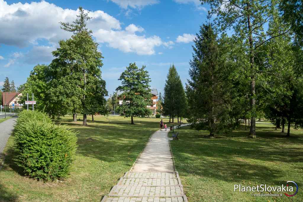 V Tatranskej Lomnici sa dá príjemne poprechádzať. V súčasnosti ponúka príjemné možnosti na relax. Sympatické mestečko.