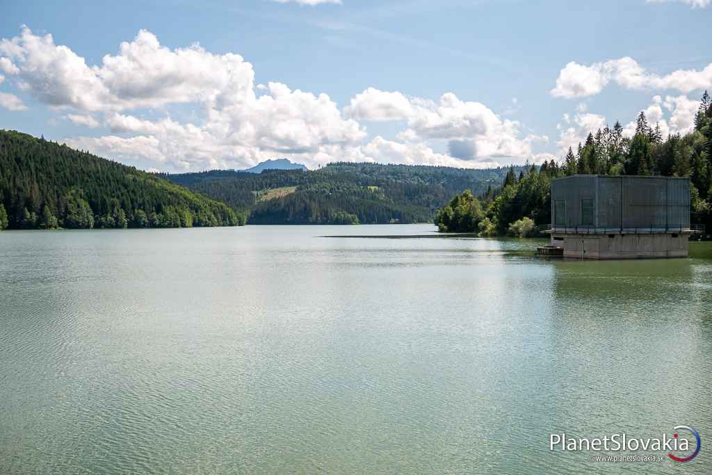 Scenérie vodnej nádrže Nová Bystrica. V zadu vykukuje masív Veľkého Rozstuca.