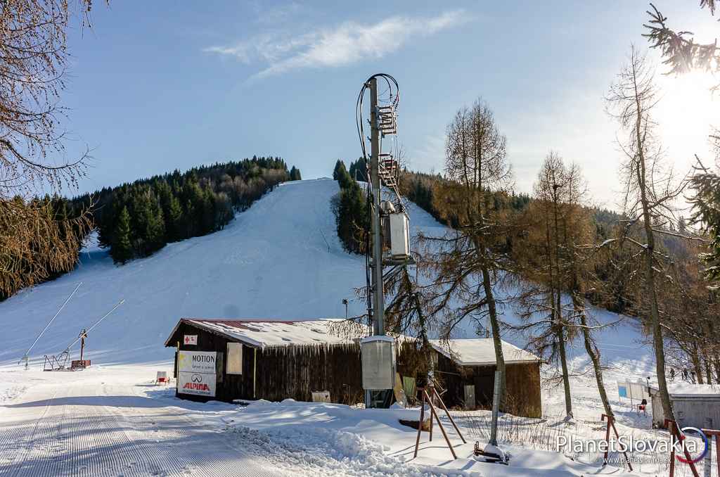 Pohľad na zjazdovku vedúcu na vrchol Panského dielu.