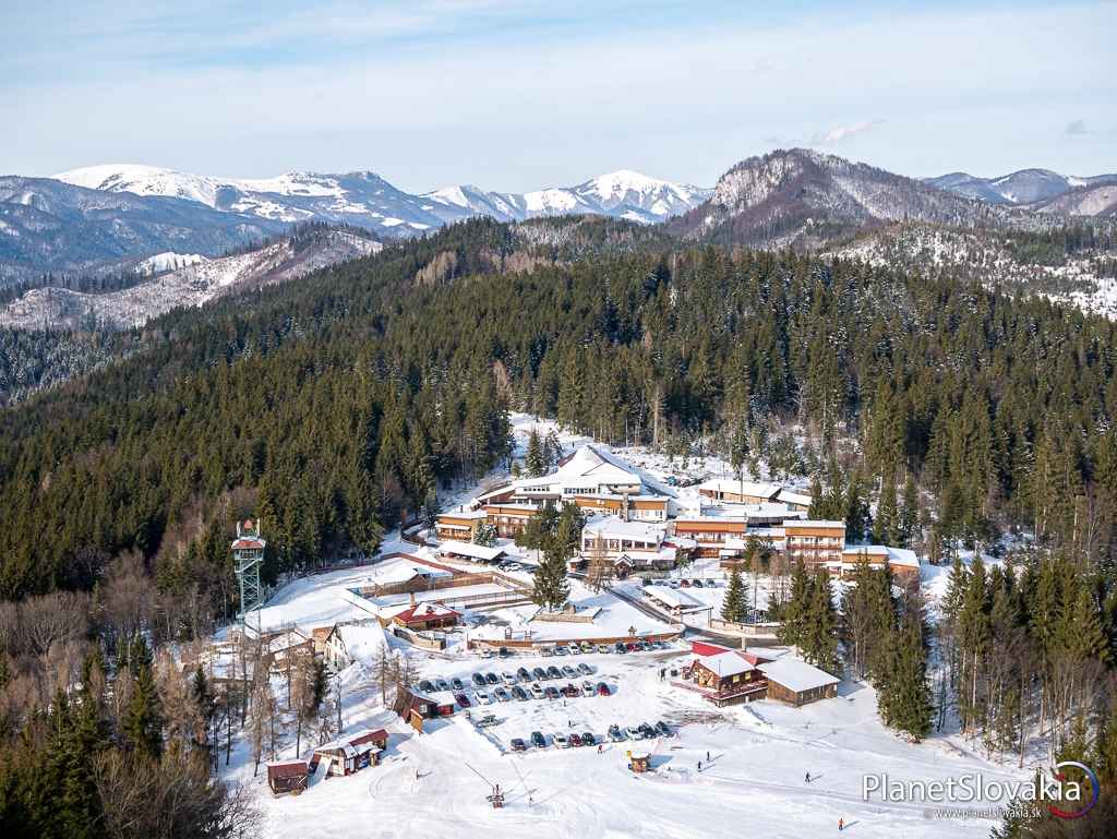 Lyžiarske stredisko Šachtičky je učupené uprostred kopcov Starohorských vrchov.