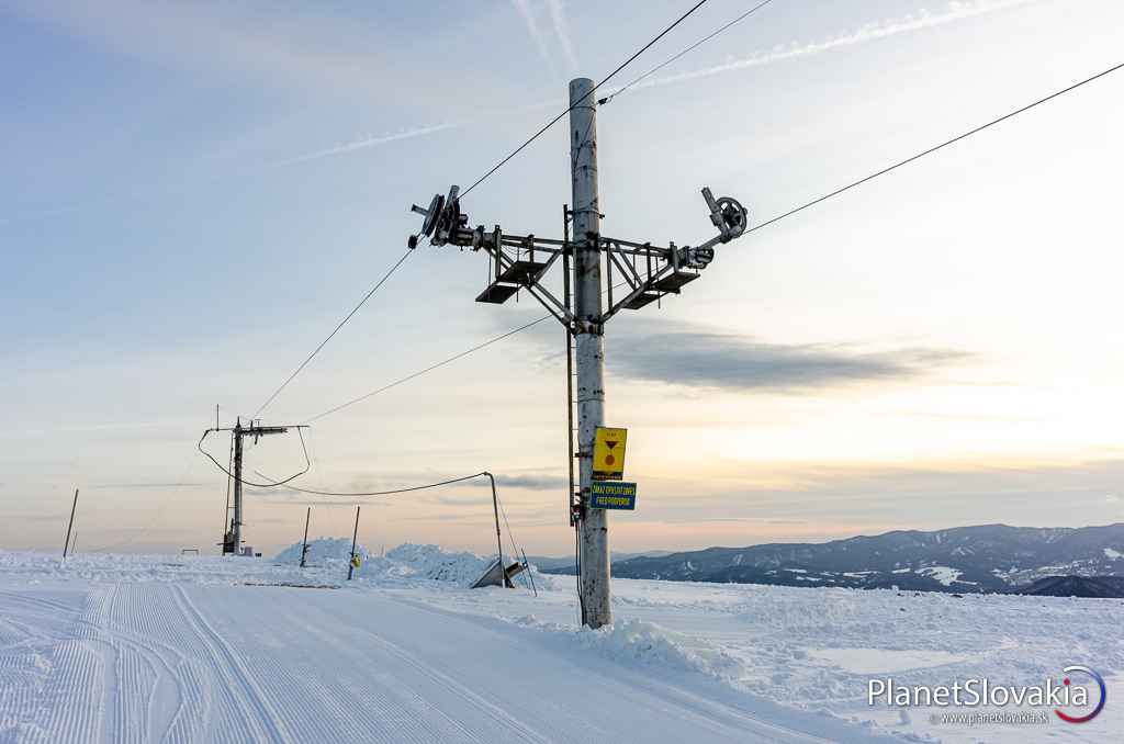 Hlavné prepravné zariadenia tvorí 5 vlekov (z toho 2 detské), pričom najdlhší má približne kilometer. Najdlhšia zjazdovka má 1680 m.