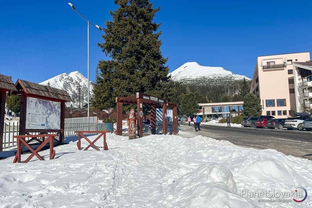 Vstup do bežeckého areálu v lyžiarskom stredisku na Štrbskom Plese.