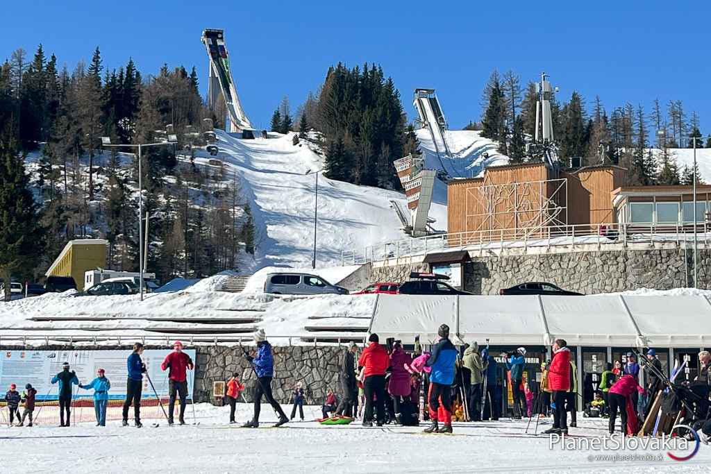 Pohľad na časť bežeckého areálu na Štrbskom Plese. Nachádzajú sa tu trate rôznej náročnosti. Neďaleko sa nachádza dolná stanica lanoviek lyžiarskeho centra.