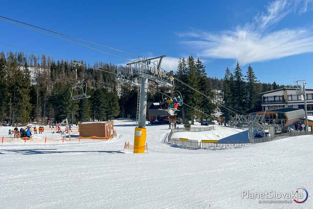 Spodná stanica lanovky v lyžiarskom stredisku Štrbské Pleso.