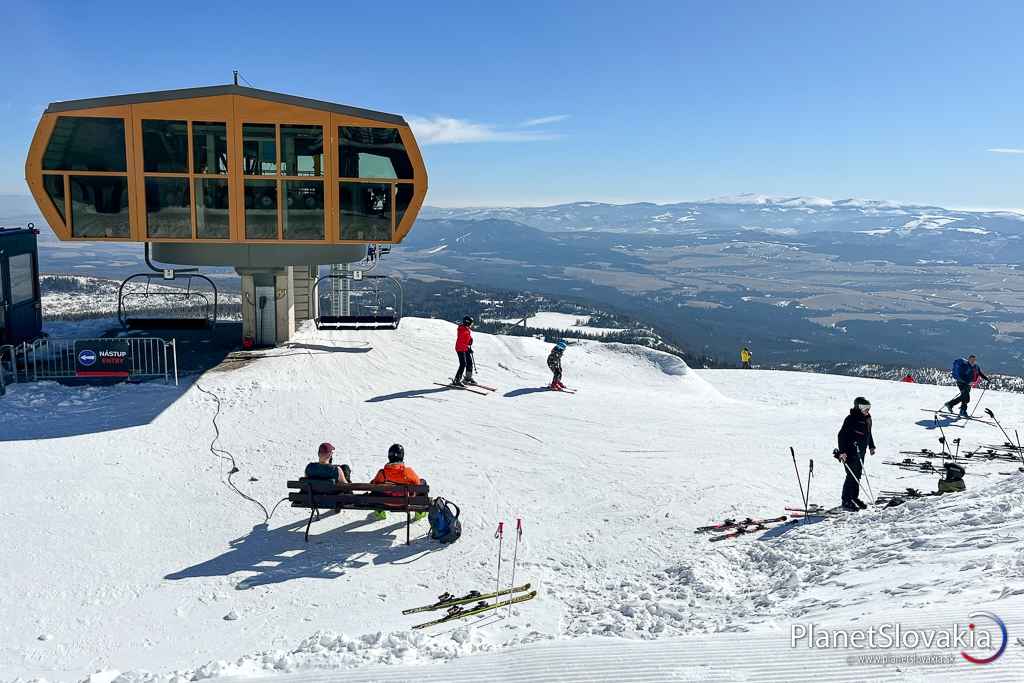 Horná stanica lanovky v lyžiarskom stredisku na Štrbskom Plese pri chate pod Soliskom.