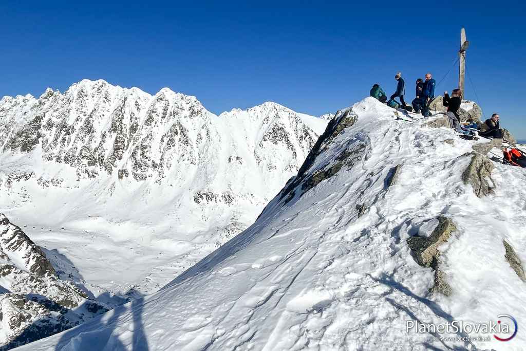 Vrchol Predného Soliska je možným cieľom skitouringového výstupu v lyžiarskom stredisku na Štrbskom Plese.