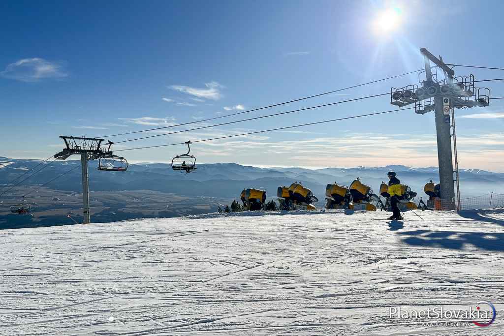 Zasnežovacia technika lyžiarskeho strediska na Štrbskom Plese.