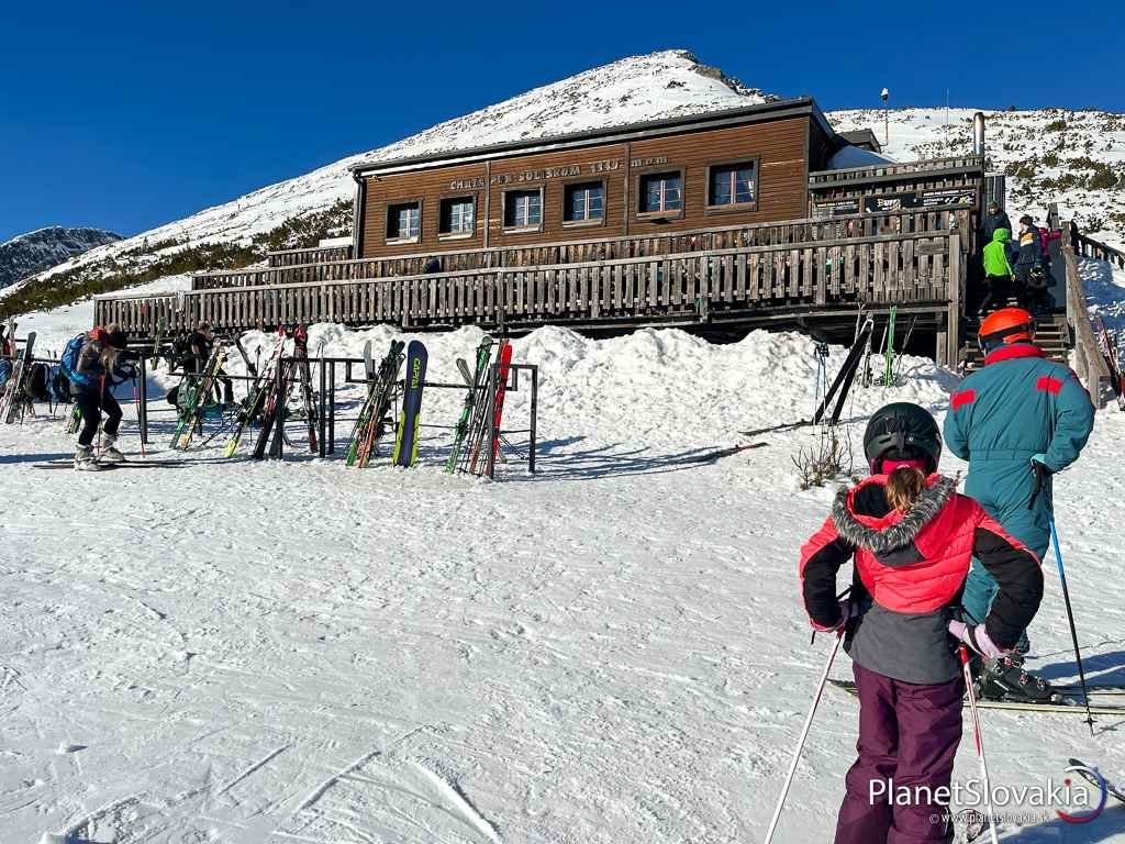 Chata pod Soliskom je fajn miestom na oddych počas lyžovania v oblasti Štrbského Plesa.
