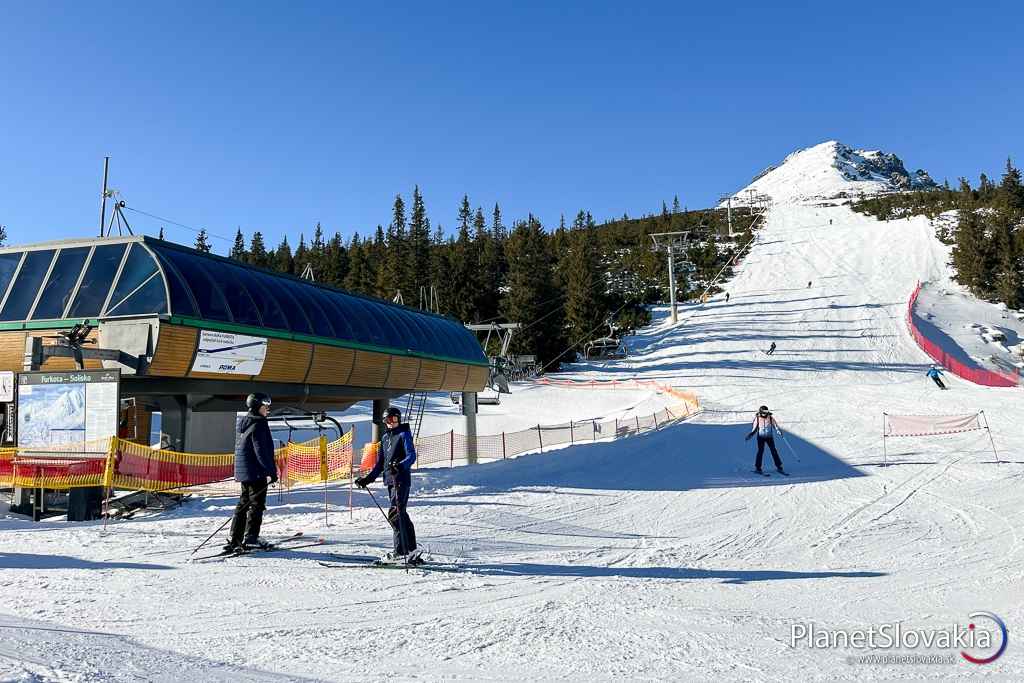 Pohľad na stanicu lanovky pod strmšou zjazdovkou v lyžiarskom stredisku na Štrbskom Plese.