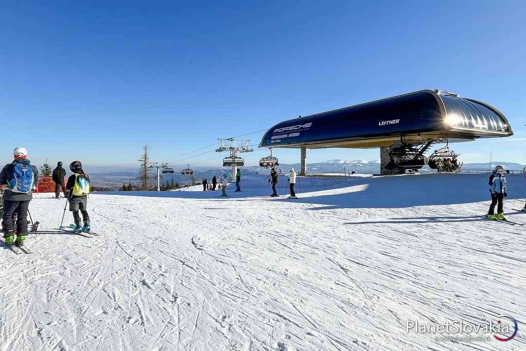 Ďalšia z medzistaníc lanovky na Štrbskom Plese pôsobí moderne a evokuje vysokú prepravnú kapacitu.