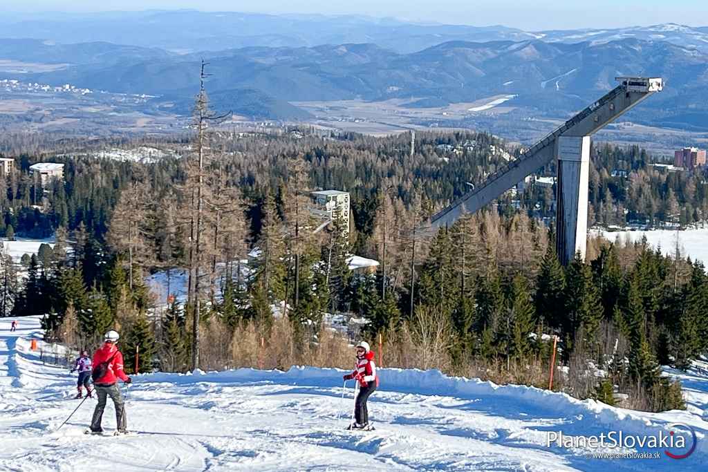 Lyžiari v blízkosti skokanských mostíkov na Štrbskom Plese.