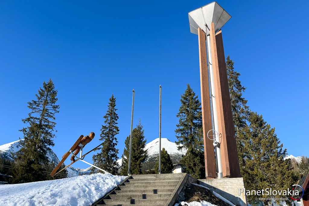 Pod skokanskými mostíkmi na Štrbskom Plese narazíte i na takúto pripomienku univerziády z roku 1987.
