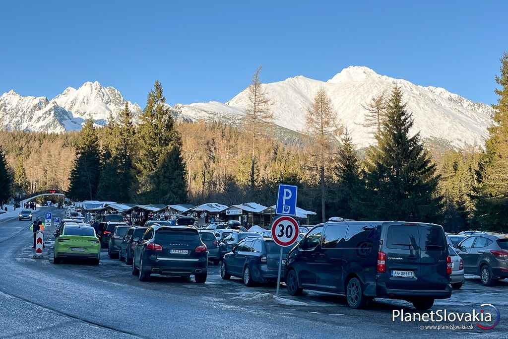 Parkovacie plochy na Štrbskom Plese sú spoplatnené.