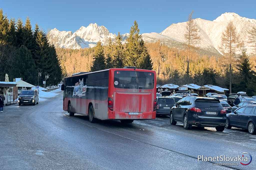 Skibus premáva v lyžiarskom stredisku na trase medzi centrálnym parkoviskom a zjazdovkami.