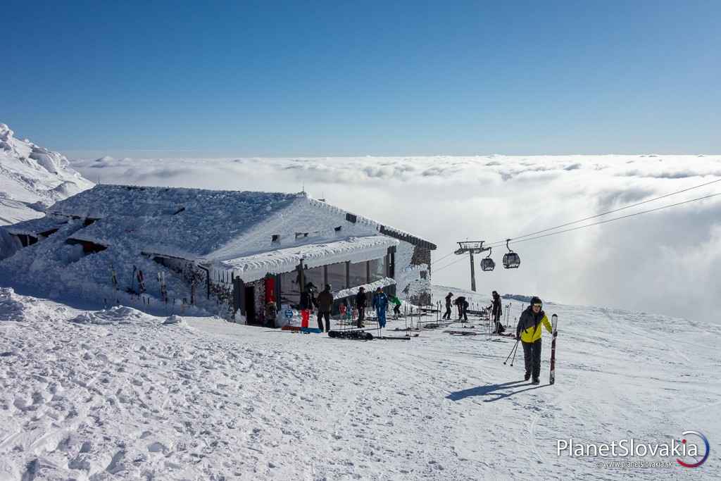 Kamenná chata pod vrcholom Chopka je jedným z miest, kde lyžiari i skialpinisti vždy nájdu útočisko a občerstvenie.