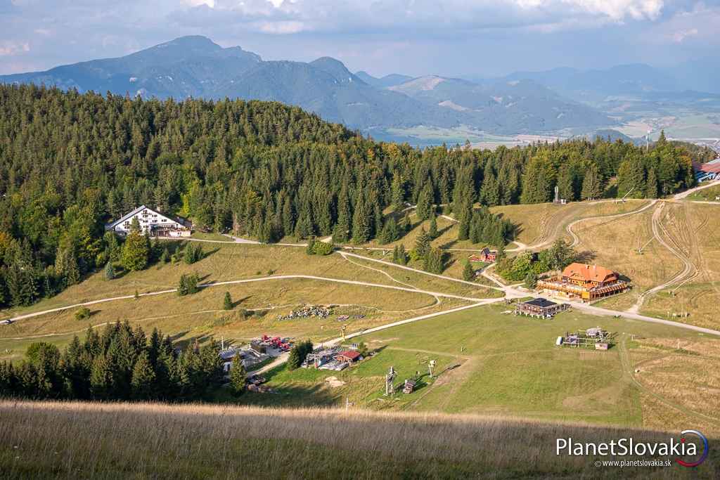 Pohľad na areál Malinô Brdo v lete, počas výletu na vrch Malinné, na ktorom sa nachádza vrcholová stanica lanovky.