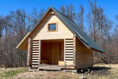 Útulňa na Plešine v pohorí Vtáčnik