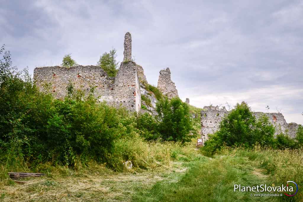 Hrad Korlátko. Takýto pohľad sa vám naskytne tesne pred vstupom na zrúcaninu hradu.