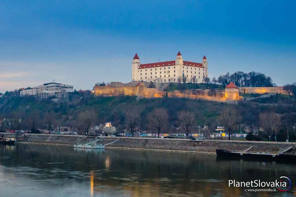 Bratislavský hrad. Obrátený stolec, ku ktorému zvykne byť tento hrad prirovnávaný, predstavuje doposiaľ jednu z hlavných dominánt Bratislavy.