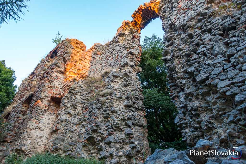 Zvyšky hradných stien hradu Pajštún. Hrad je mimoriadne populárny aj medzi lezcami, ktorý si svoje zručnosti precvičujú na vápencovom hradnom brale.