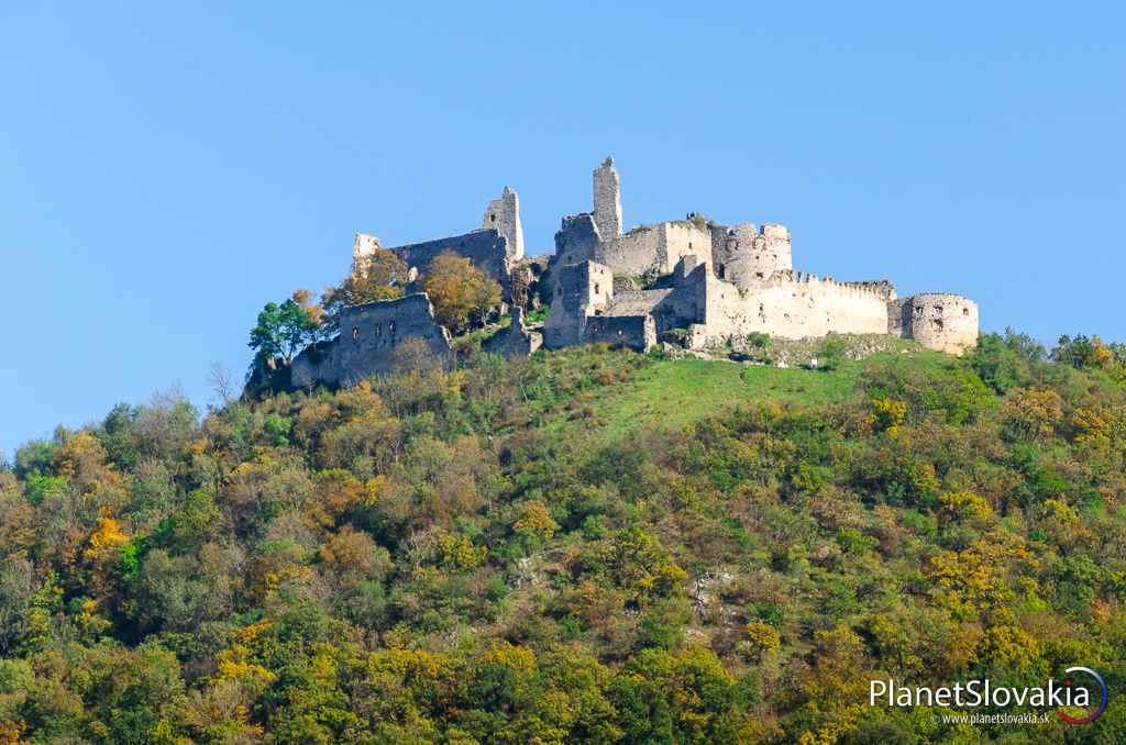 Plavecký hrad. Plavecký hrad je jedným z najfotogenickejších hradov Malých Karpát a sú z neho i krásne výhľady.