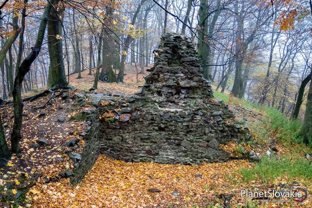 Pohľad na zvyšky Dračieho hrádku. Dnes sa z hradu veľa nezachovalo. Lokalita má i tak svoje čaro a je ľahko dostupná.