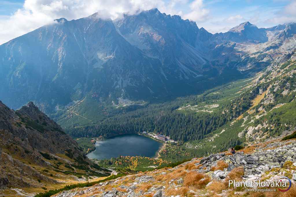 Výhľad zo Sedla Ostrvy smerom na Popradské pleso. Túru do sedla Ostrvy je ideálnym tipom na výlet pre všetky deti s dobrou kondíciou.