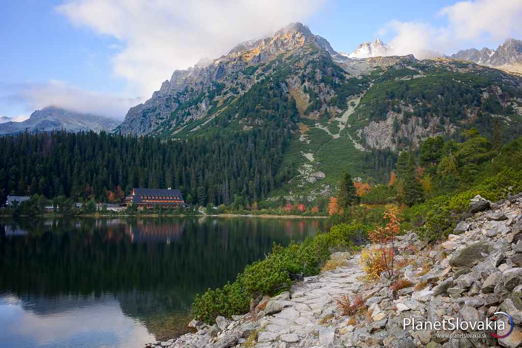 Pri Popradskom plese. Popradské pleso je jedno z najvďačnejších horských plies vo Vysokých Tatrách, kde môžete spojiť príjemnú turistiku s peknými výhľadmi na okolité štíty a samozrejme s občerstvením ;).